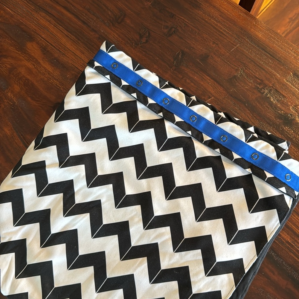 Lululemon Vinyasa Scarf Luon Light
Arrow Chevron White Black / Black